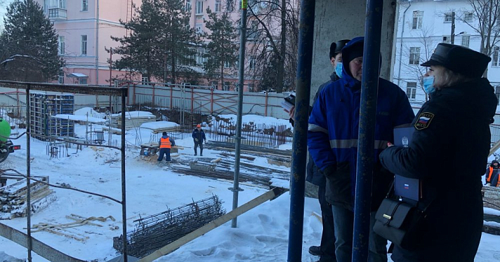 Собственники требуют вернуть деньги за квартиры: приставы накрыли стройку в центре Ярославля