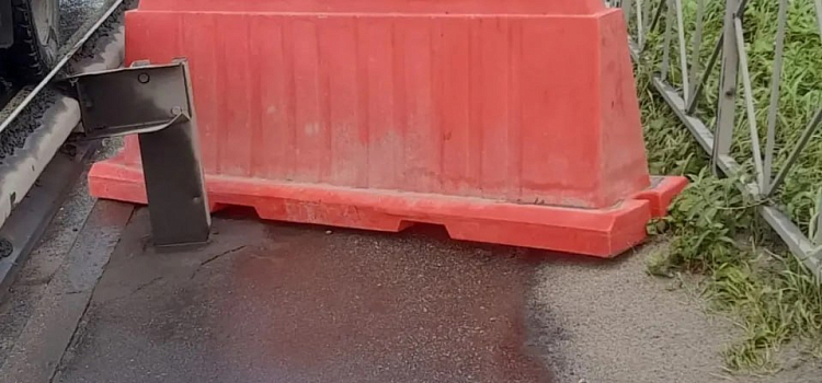 В Ярославле устраняют последствия провала тротуара на окружной дороге_319987