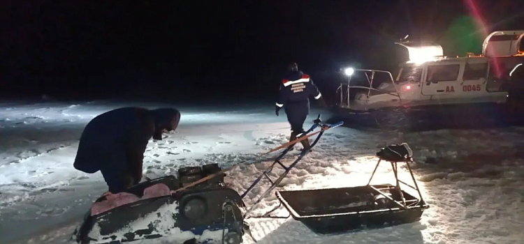 На Рыбинском водохранилище спасли рыбаков, увязших в снегу