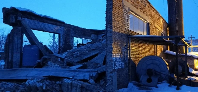 Без тепла осталось 300 человек: в ярославском селе обрушилась кровля котельной_311343