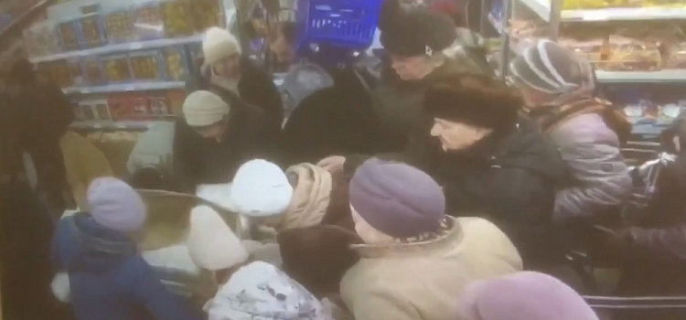 В Ярославской области пенсионеры едва не устроили массовую драку в борьбе за дешёвый сахар