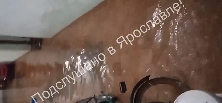 Озеро в подъезде и душ в лифте: в Ярославле затопило подъезд жилого дома