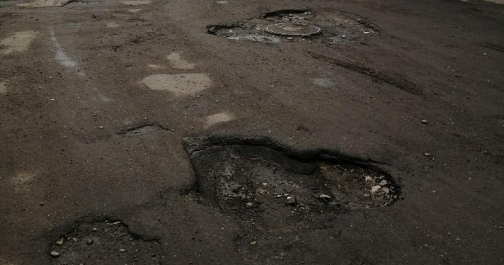 Фото дня. Ярославцы возмущены ямами на дорогах и задумываются о покупке лошадей