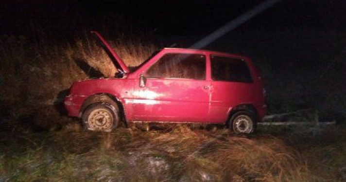 В Угличском районе легковой автомобиль съехал в кювет 