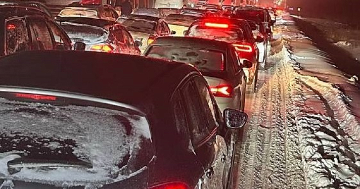 12 часов из Москвы до Костромы: в Ярославской области снегопад парализовал движение на федеральной трассе