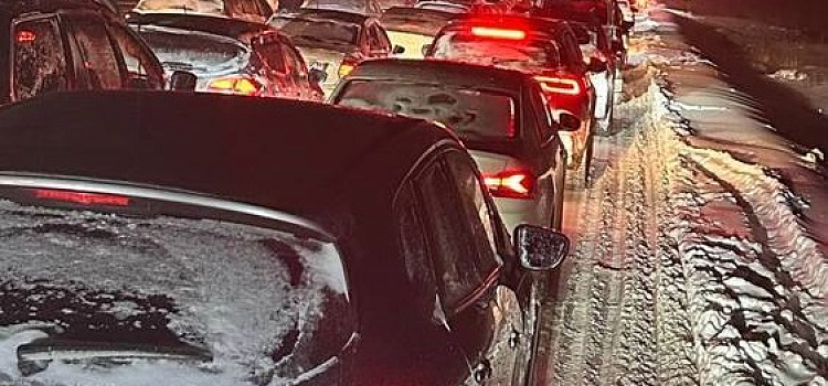 12 часов из Москвы до Костромы: в Ярославской области снегопад парализовал движение на федеральной трассе