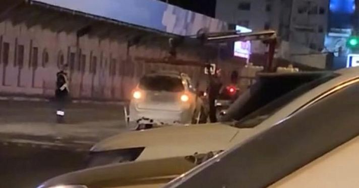 У «Ауры» в Ярославле автомобили начали эвакуировать на штрафстоянку