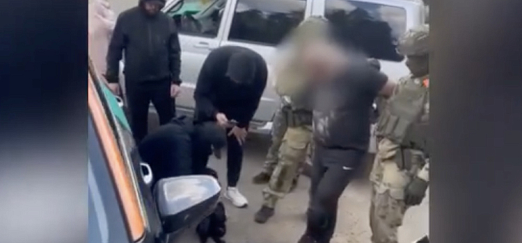 В Ярославской области мужчина вымогал у ветерана СВО 300 тысяч рублей, угрожая его семье