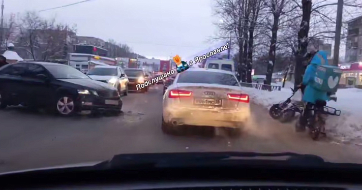 В Ярославле в ДТП пострадал 18-летний курьер