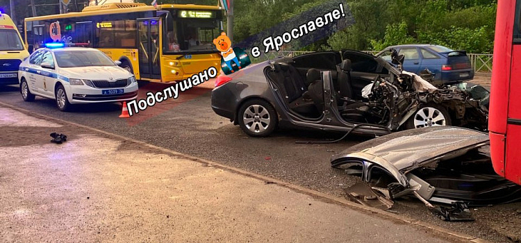 На Ленинградском проспекте в Ярославле легковушка врезалась в маршрутку