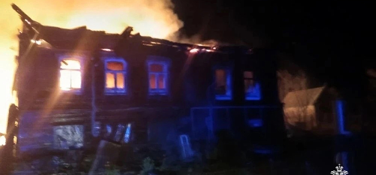 В деревне Ярославской области огонь уничтожил нежилой дом и автомобиль_315558