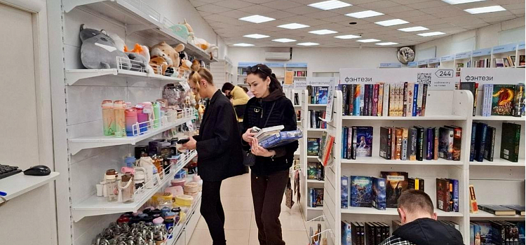 Читай, Ярославль: жители города выстроились в очереди в закрывающемся книжном магазине_313374