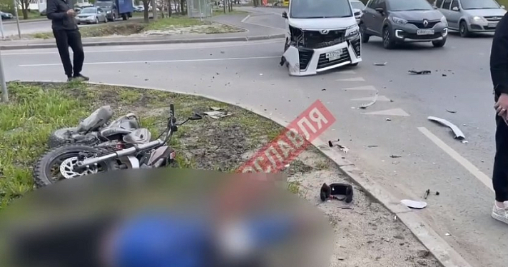 В Ярославле мотоцикл протаранил автомобиль и отлетел в столб