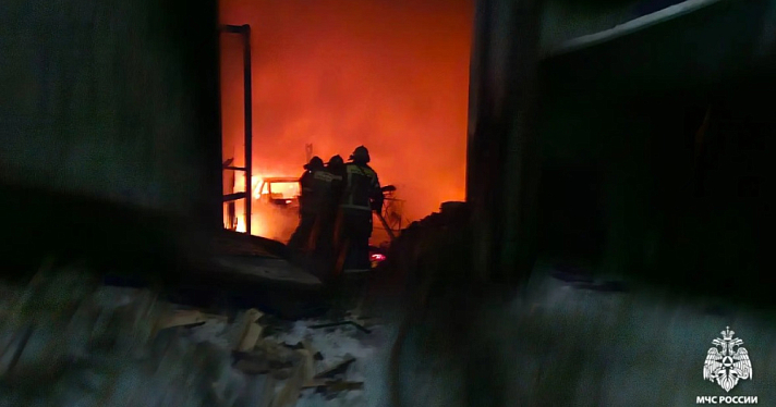 В Ярославле ночью сгорел автосервис на площади в 400 квадратных метров