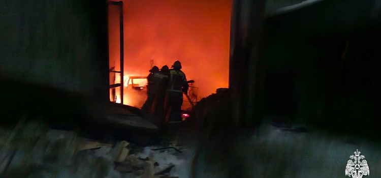 В Ярославле ночью сгорел автосервис на площади в 400 квадратных метров