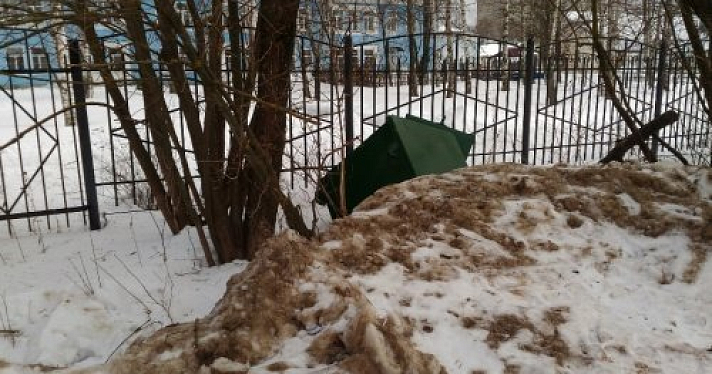 В Рыбинске задержали мужчин, которые постоянно переворачивали баки «Хартии»