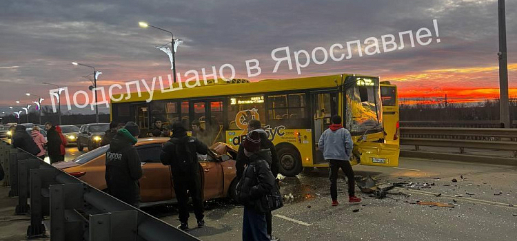 На Октябрьском мосту в Ярославле столкнулись автобус и легковушка