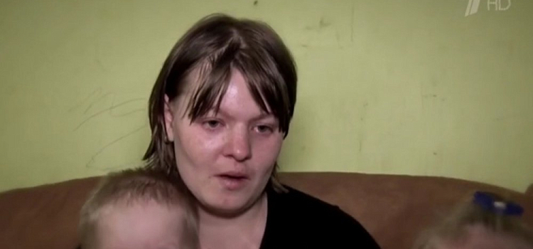Совратил в 13 лет: органы опеки могут забрать детей у многодетной матери из Переславля