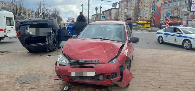 На центральном перекрёстке Тутаева в ДТП пострадал водитель иномарки_314621