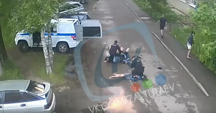 Ударила полицейского ногой по лицу: в Тутаеве компания дебоширов устроила драку на детской площадке
