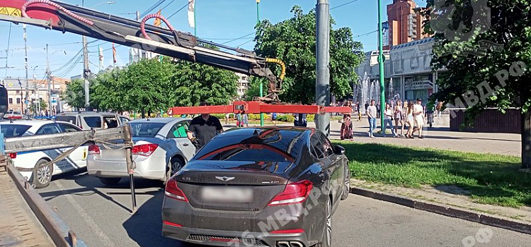В выходные в Ярославле эвакуировали неправильно припаркованные авто