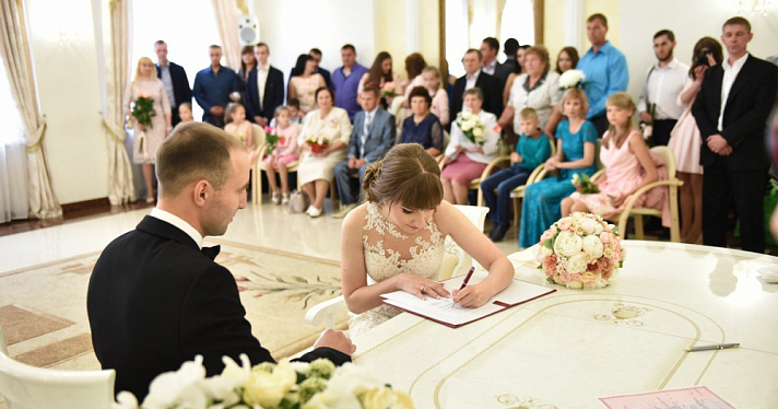 Дрожащие руки женихов и искренние слёзы: начальница ярославского ЗАГСа прощается с должностью