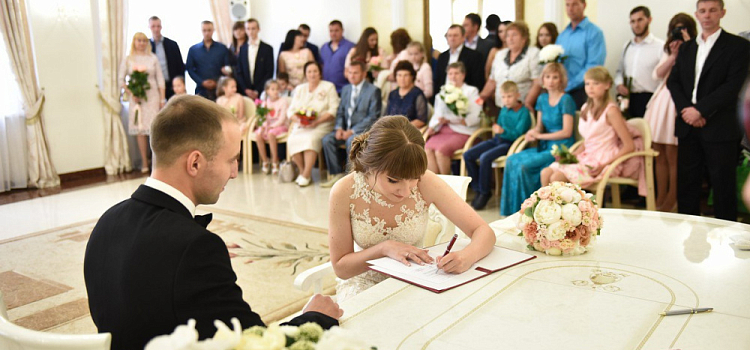 Дрожащие руки женихов и искренние слёзы: начальница ярославского ЗАГСа прощается с должностью