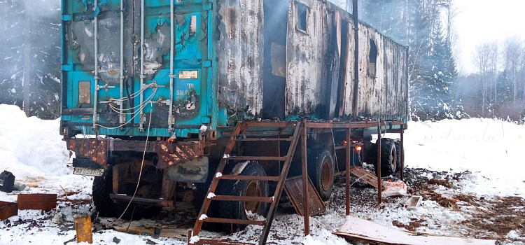В Ярославской области двое рабочих пострадали при взрыве газа в бытовке_265378