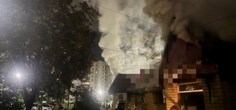 В Ярославле горело здание с шашлычной и алкомаркетом
