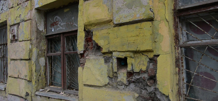 «Отвалился кусок исторической стены»: градозащитница обратила внимание на разрушающееся здание в центре Ярославля_167734