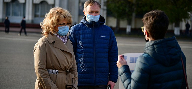 Жильцы дома на Батова вышли на одиночные пикеты: как отреагировала мэрия