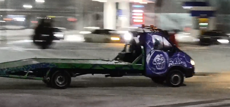 Ярославские стритрейсеры устроили опасный дрифт на «Жигулях»_228374