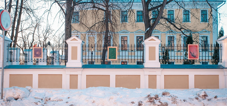 На заборе Ярославского художественного музея прошла негласная выставка «Я-М-2». Художник P. V. Y. представил работы, выполненные в технике «моллибус», а через два часа они исчезли_156281