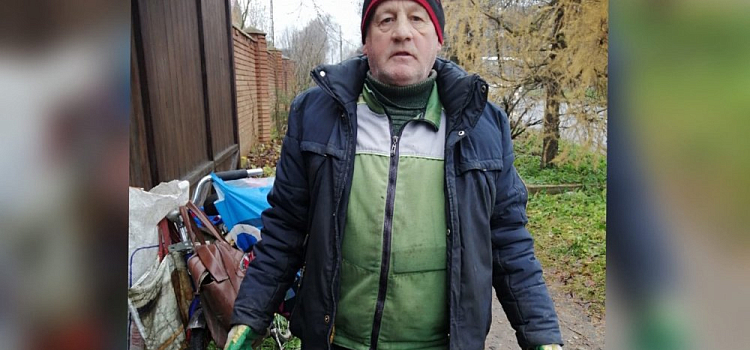 Пенсионер из Переславля-Залесского по утрам собирает мусор, чтобы очистить город