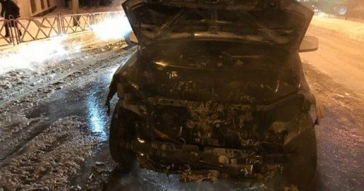 В Ярославле на Московском проспекте сгорел внедорожник: видео 