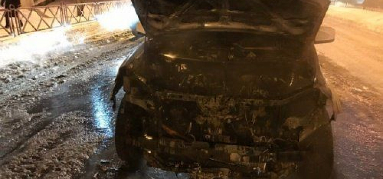 В Ярославле на Московском проспекте сгорел внедорожник: видео 