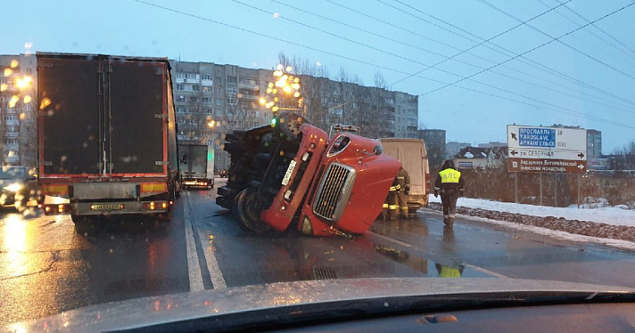 Видео дня. В Ростове фура снесла микроавтобус