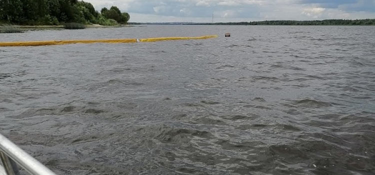 В месте обнаружения нефтяного пятна в Волге под Ярославлем установили боновые ограждения
