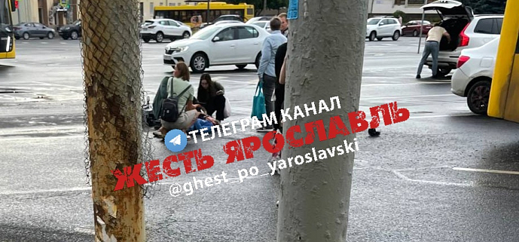 В Ярославле автобус столкнулся с электровелосипедом: пострадали мужчина и ребёнок
