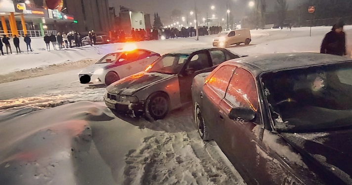 Ярославские стритрейсеры устроили опасный дрифт на «Жигулях»