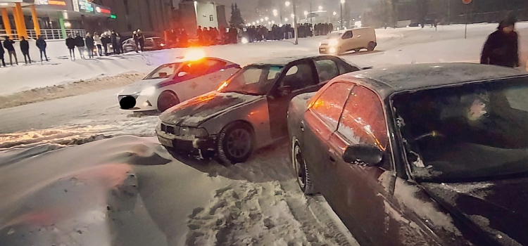 Ярославские стритрейсеры устроили опасный дрифт на «Жигулях»