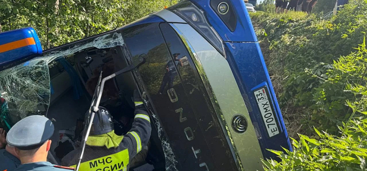 «Не справился с управлением»: под Угличем опрокинулся экскурсионный автобус с детьми и взрослыми