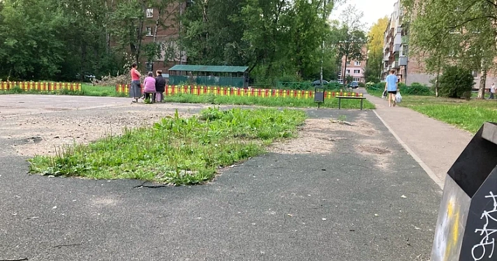Ярославцы третий год пытаются вернуть во двор временно убранную детскую площадку