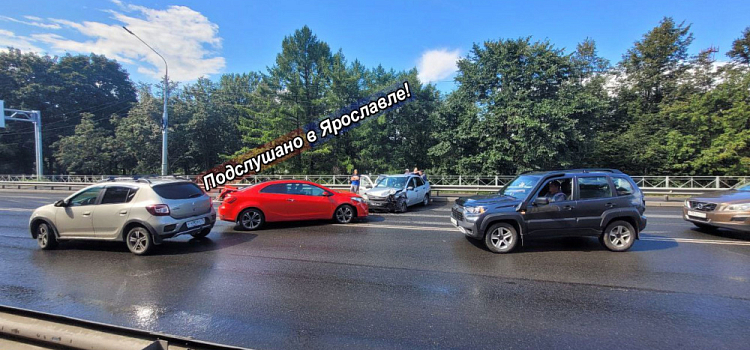 Октябрьский мост встал в пробку из-за ДТП
