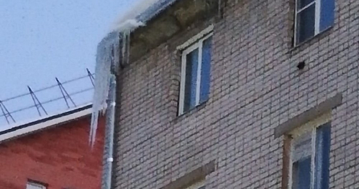 «Ждет свою жертву»: ярославцы жалуются на сосульку на здании поликлиники