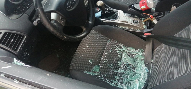Жителю Рыбинска ночью разбили авто