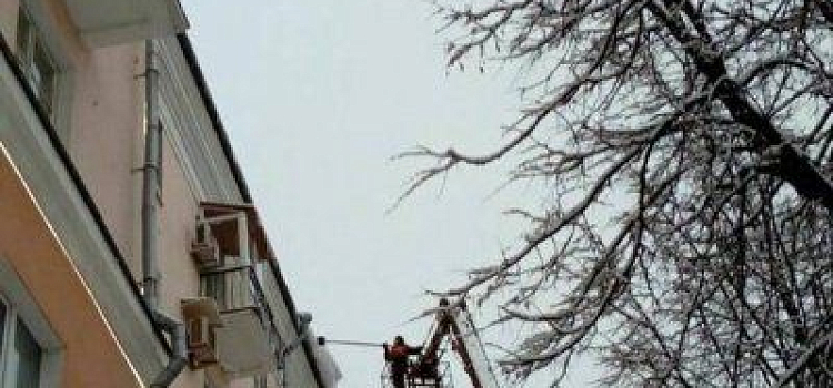  Из-за сильного снегопада ярославцев просят не ходить под крышами домов