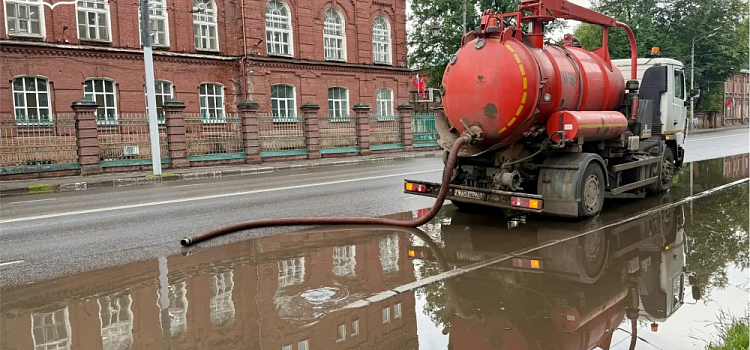 Ярославские «лужеловы» устраняют последствия потопа