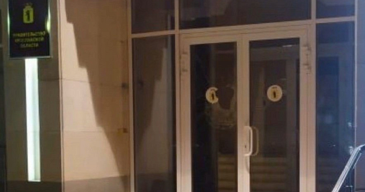 Ночью в Ярославле разбили входную дверь правительства