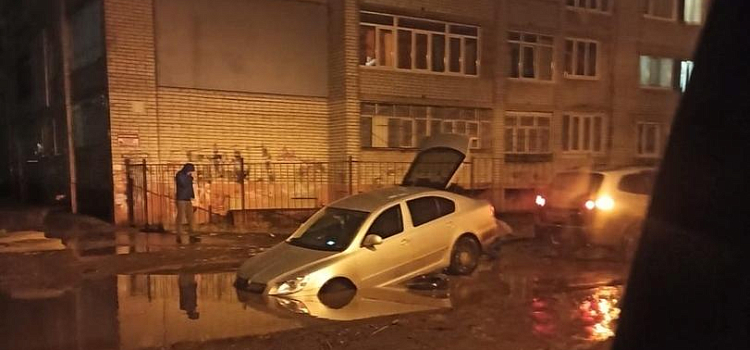 На улице Строителей в Ярославле несколько машин «утонули» в луже